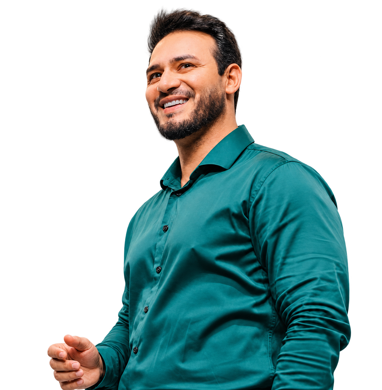 Diego Souza sorrindo, com camisa azul-petróleo